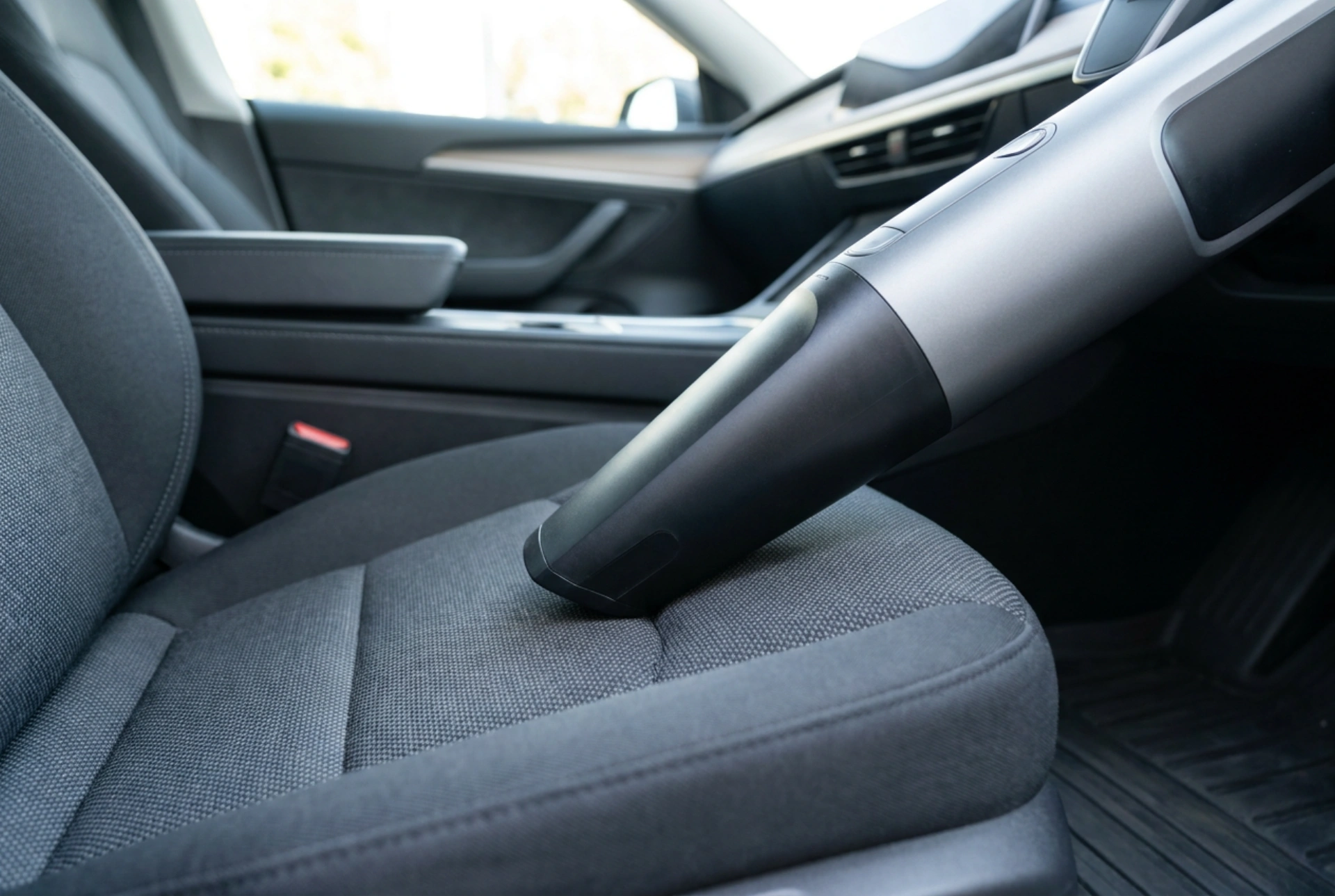 Cómo limpiar a fondo el coche con una aspiradora potente