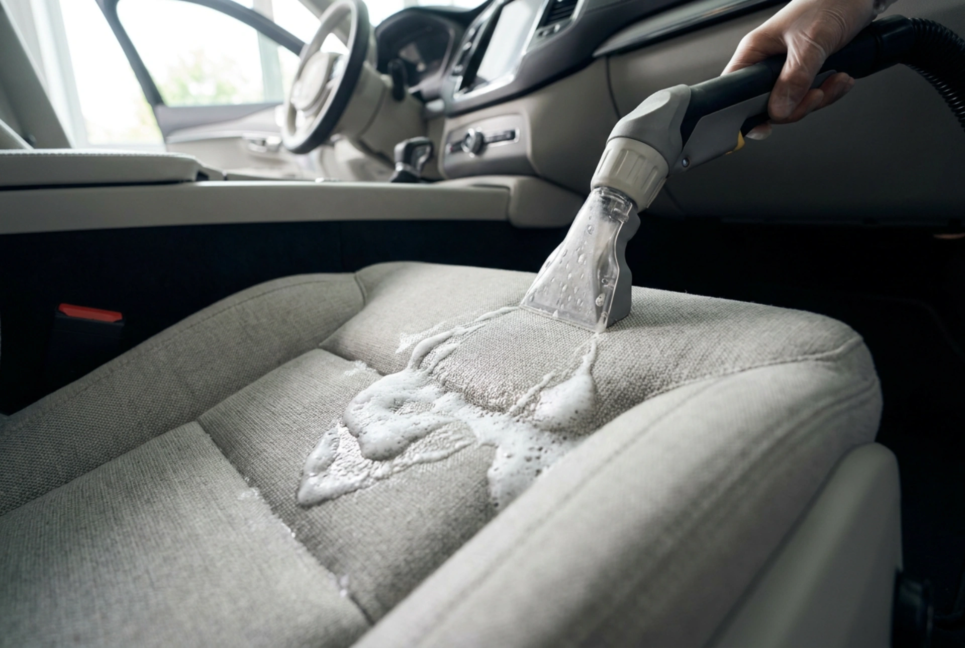 Cómo limpiar la tapicería del coche con una aspiradora de inyección y extracción