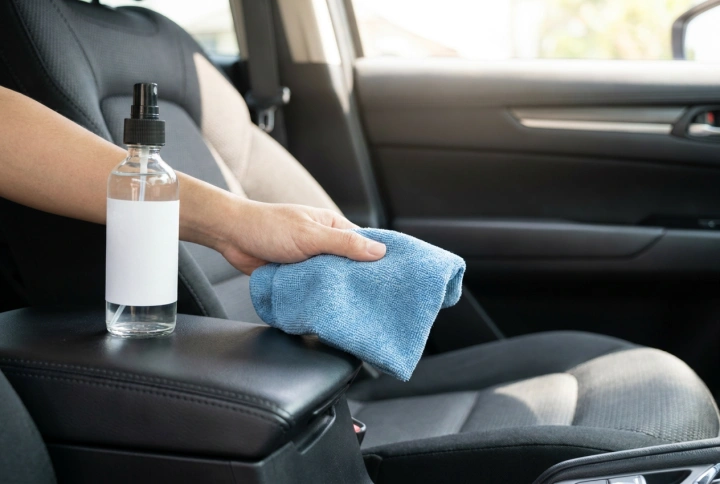 Cómo limpiar la tapicería del coche sin humedecer en exceso el tejido