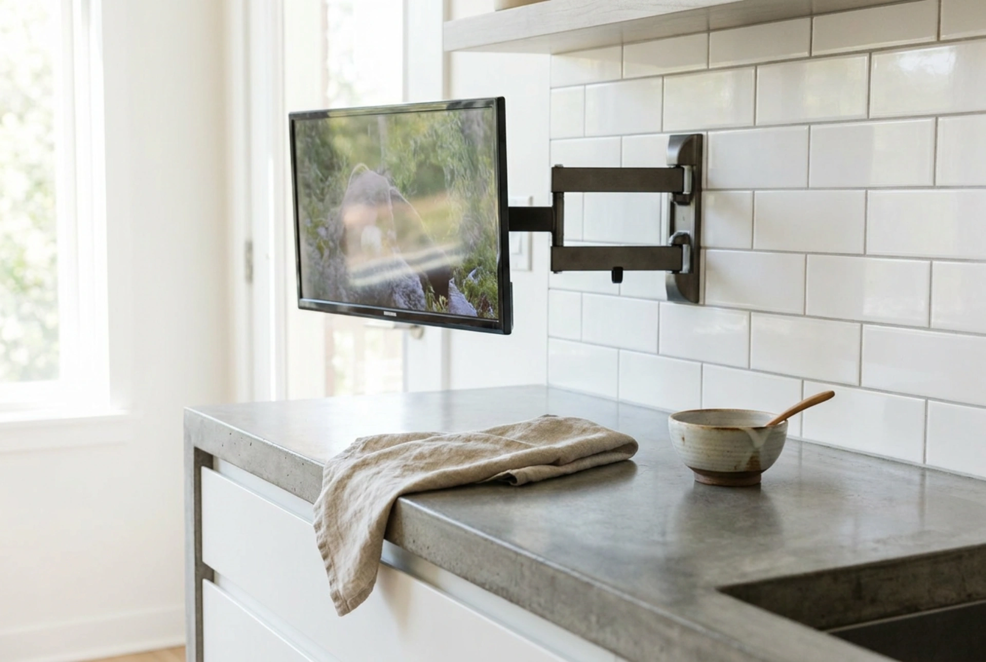 Televisores pequeños en la cocina y reglas para una ubicación segura