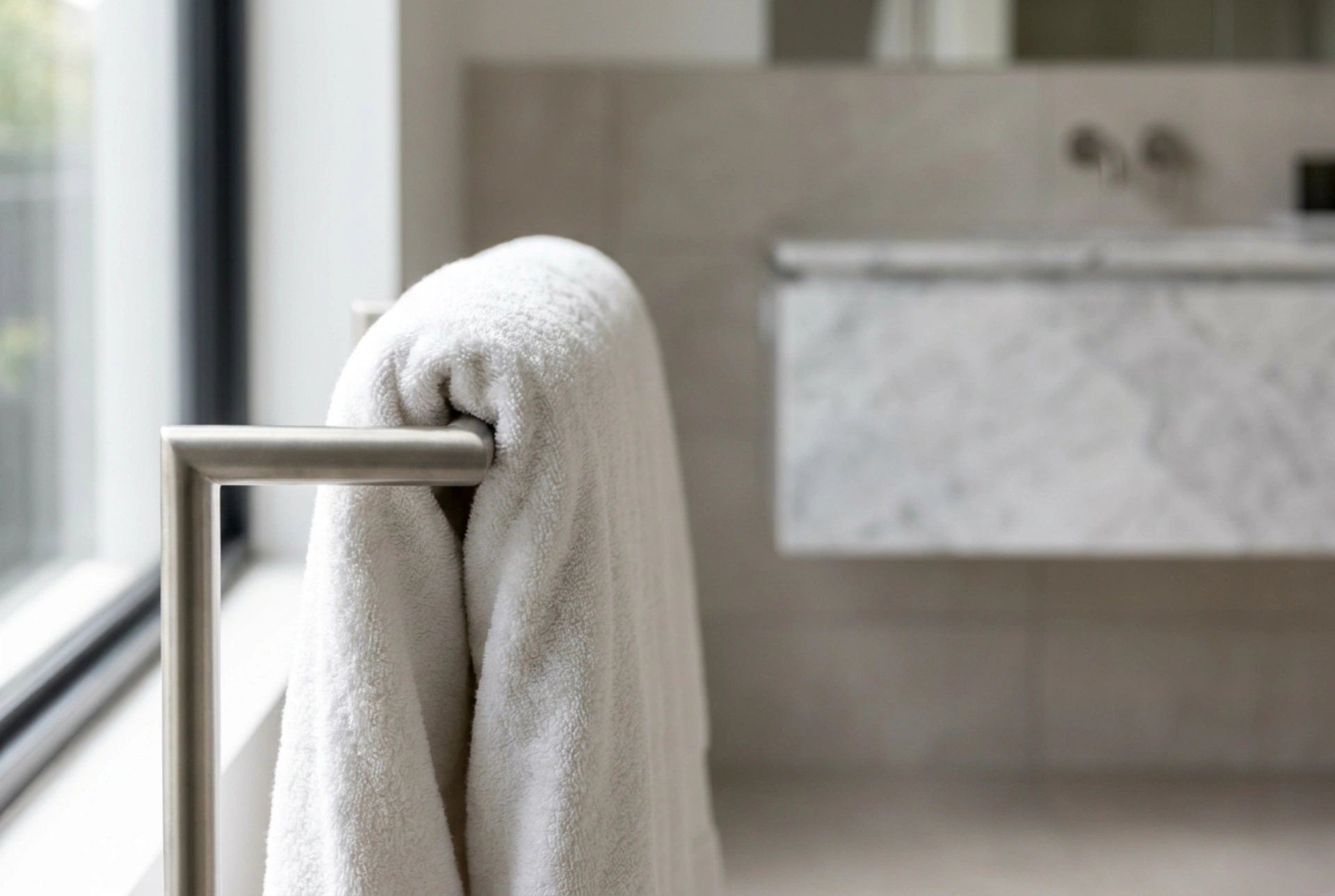 El toallero eléctrico y el secado seguro de toallas después del baño