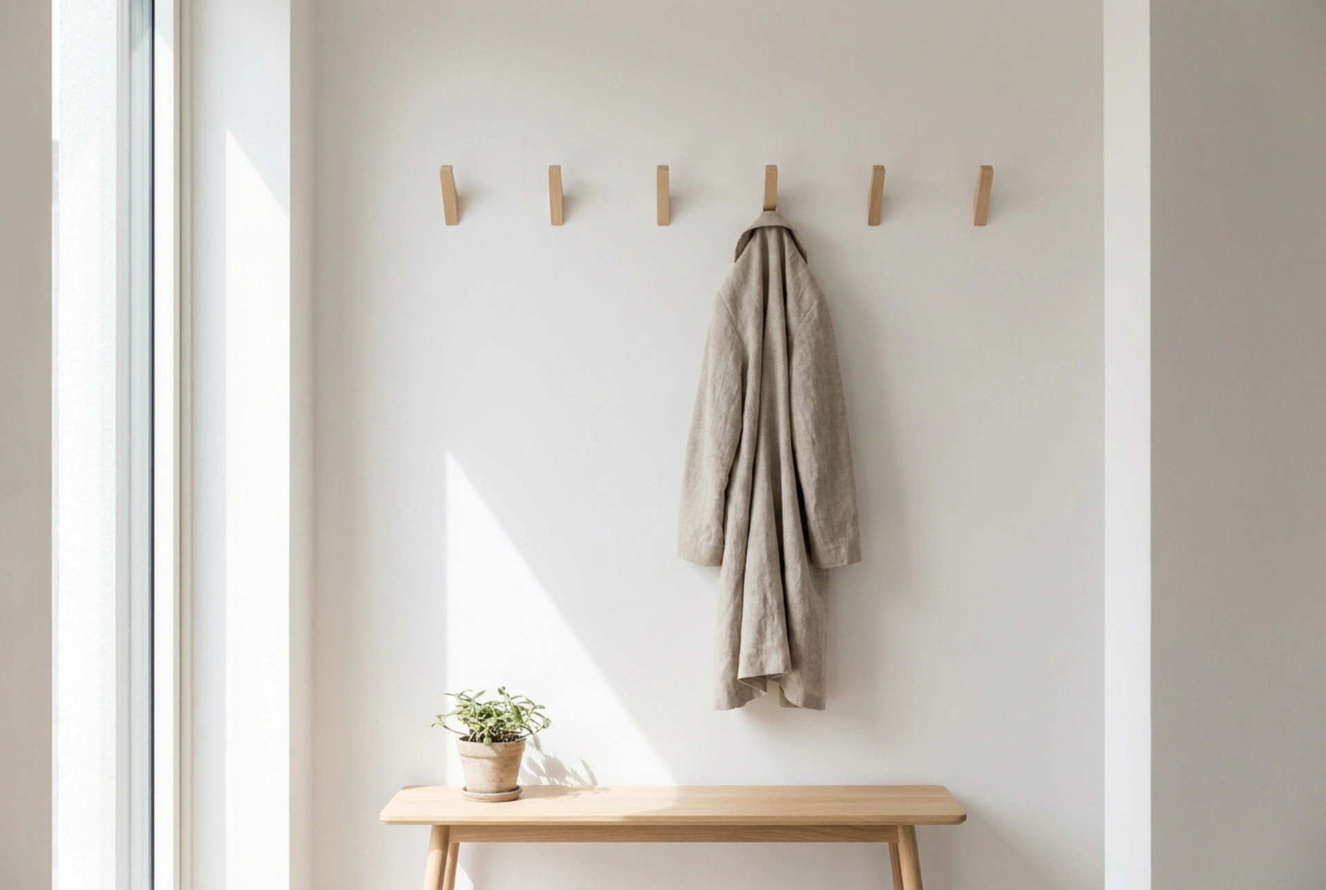 Dónde instalar percheros de pared para evitar el desorden visual