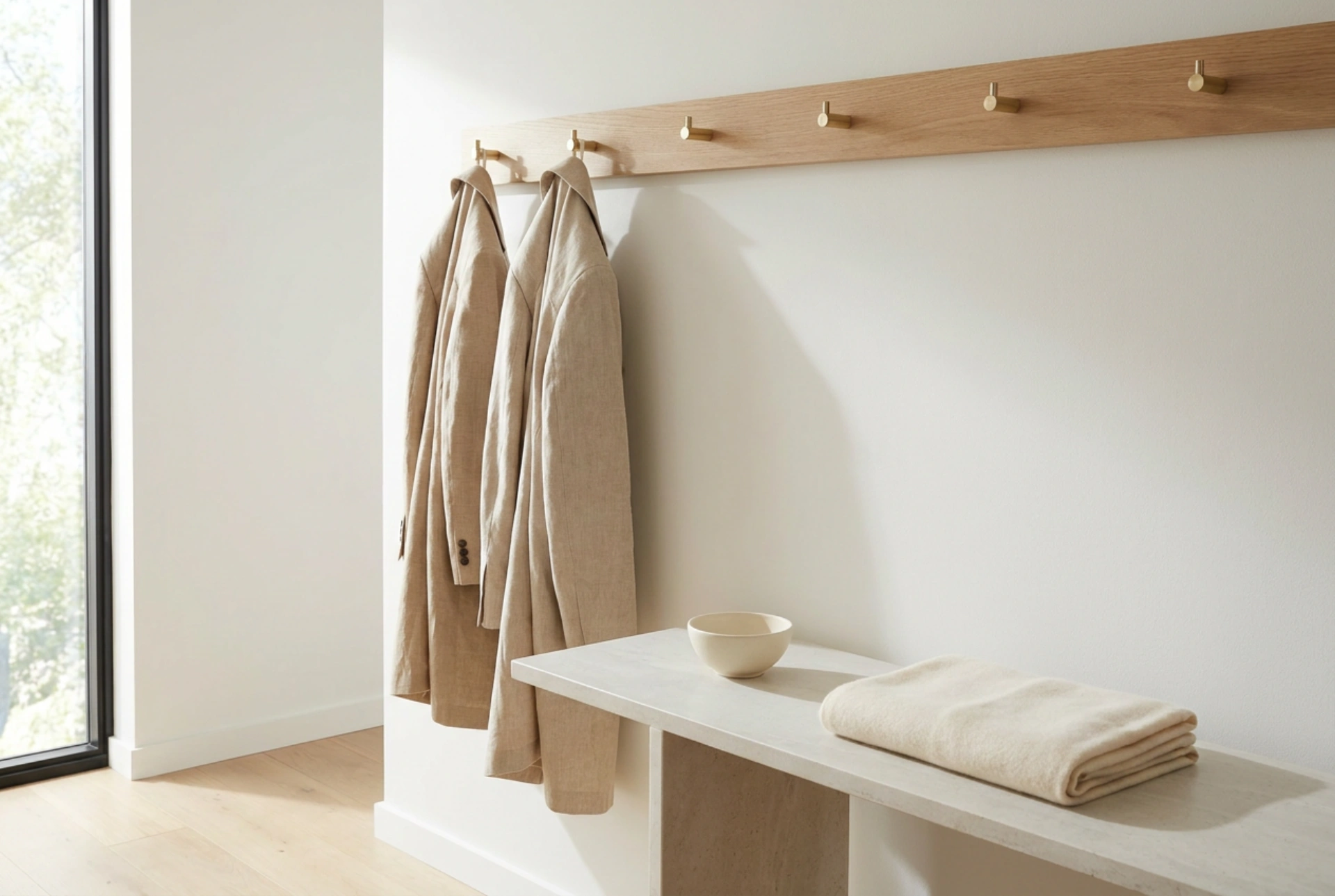 Percheros de pared y reglas sencillas para mantener el orden en el recibidor
